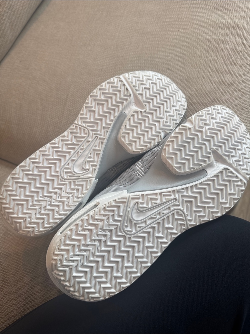 Nike LeBron Witness Basketball Shoes - Picture 8 of 8